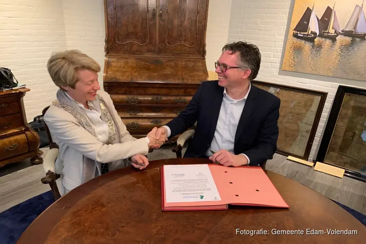 Bijzondere historische landkaarten Edam-Volendam overgedragen aan Waterlands archief