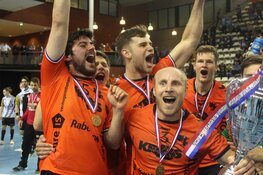 Eindelijk weer prijs voor Volendamse handballers na zinderende bekerfinale