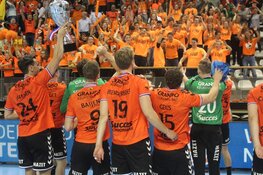 Eindelijk weer prijs voor Volendamse handballers na zinderende bekerfinale