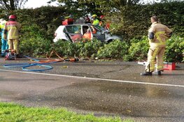 Automobilist bekneld na raken boom in Volendam