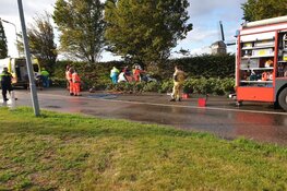 Automobilist bekneld na raken boom in Volendam