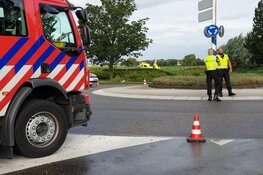 Automobilist bekneld na raken boom in Volendam