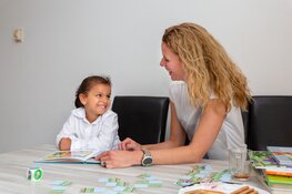 Voorlezer Jenny Bont over haar vrijwilligerswerk bij het gezin Al Reshedi: “Dit is zó leuk om te doen”