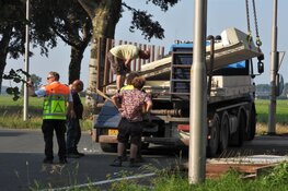 Aanhanger kantelt op rotonde Edam: loodzware vloerplaten blokkeren de weg