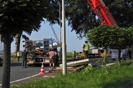 Aanhanger kantelt op rotonde Edam: loodzware vloerplaten blokkeren de weg