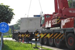 Aanhanger kantelt op rotonde Edam: loodzware vloerplaten blokkeren de weg