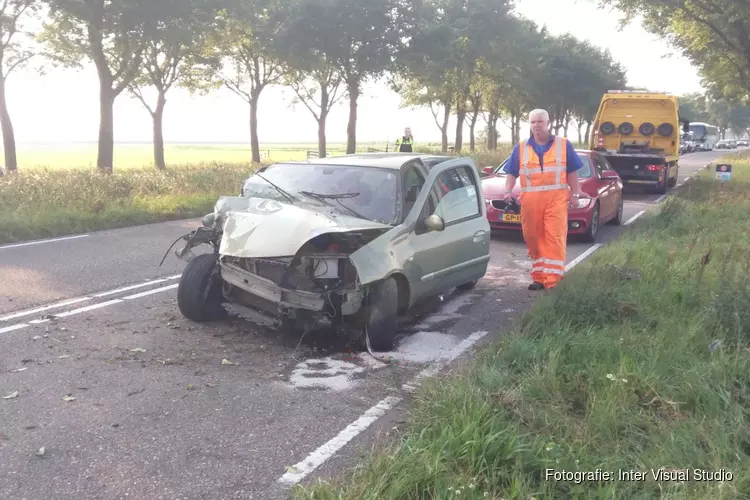 Auto tegen boom langs N247