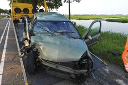 Auto tegen boom langs N247
