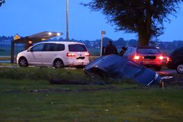 Taxi belandt in de sloot Katwoude