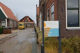 Zeiljacht raakt gedeeltelijk onder water: drie opvarenden uit het water gehaald