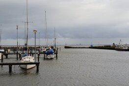 Zeiljacht raakt gedeeltelijk onder water: drie opvarenden uit het water gehaald
