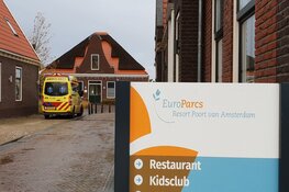 Zeiljacht raakt gedeeltelijk onder water: drie opvarenden uit het water gehaald