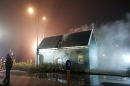 Brand in openbaar toiletgebouw Marken