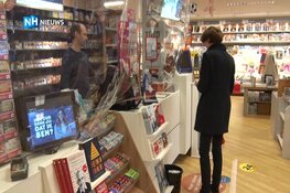 Volendamse tentenmaker levert beschermzeilen aan winkeliers