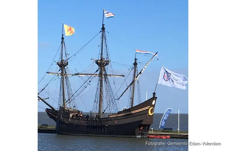 VOC schip Halve Maen te bewonderen in de Haven