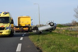 Auto op de kop in Edam, bestuurder gewond