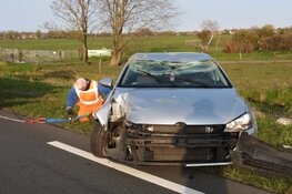 Auto op de kop in Edam, bestuurder gewond