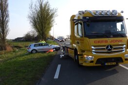 Auto op de kop in Edam, bestuurder gewond