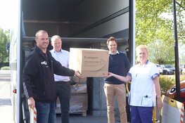 KRAS/Volendam overhandigt mondkapjes