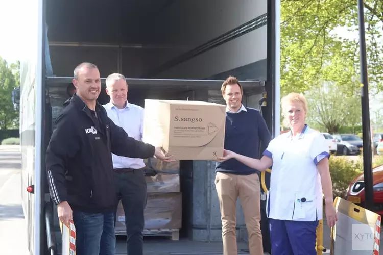 KRAS/Volendam overhandigt mondkapjes
