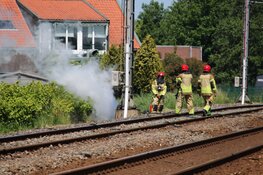 Brand langs spoorlijn in Oosthuizen