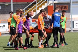 FC Volendam-aanvoerder Kevin Visser per brancard van de training